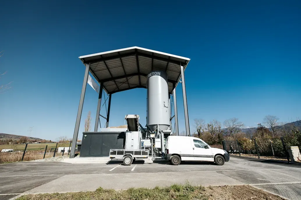 Abri du distributeur avec un véhicule utilitaire en cours de chargement