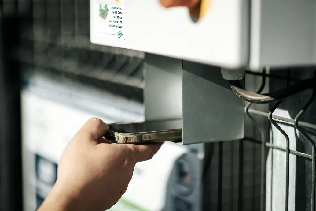 Passage du badge devant le lecteur du distributeur automatique