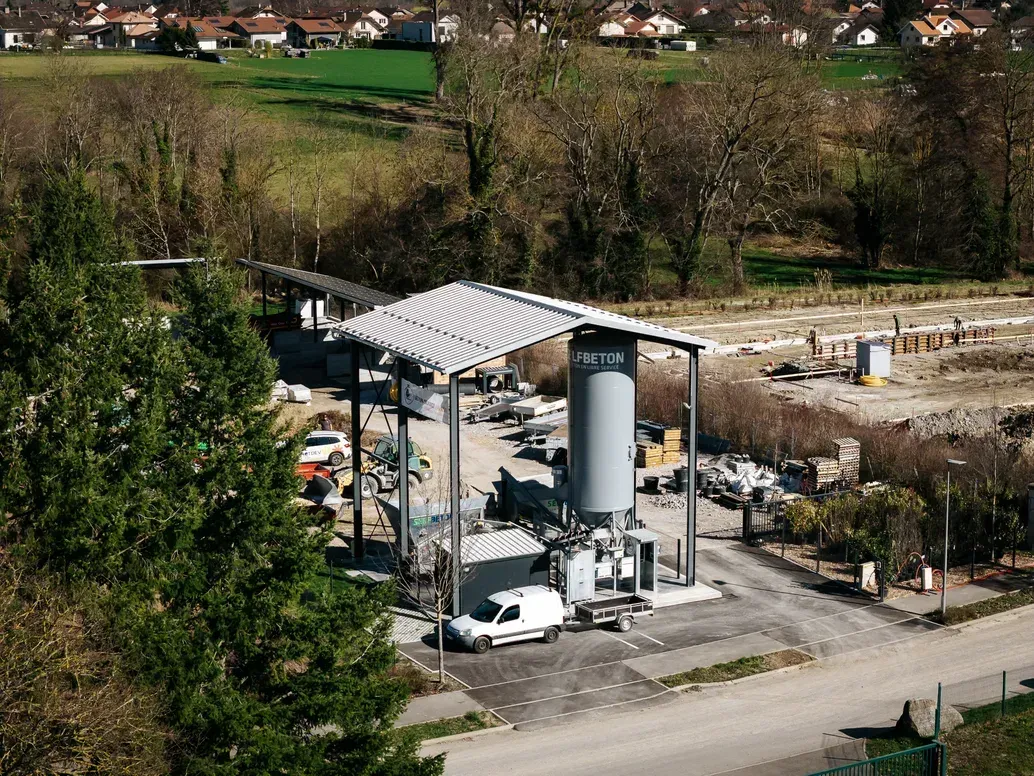 Vue aérienne du site du distributeur automatique dans la zone d’activité des Bracots