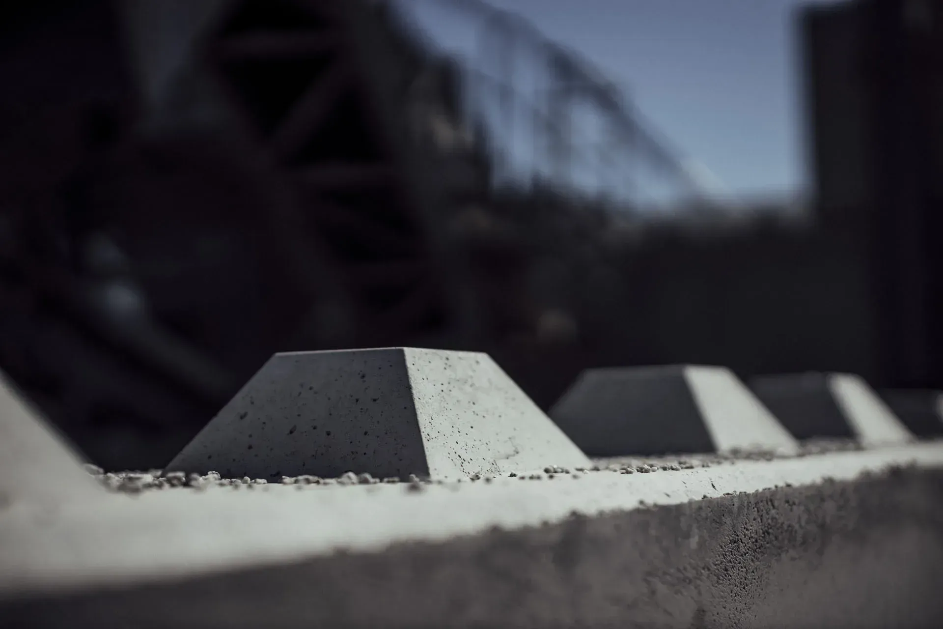 Blocs béton empilables de type Lego posés au sol