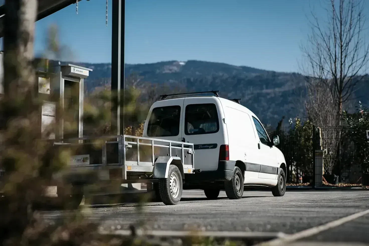 Véhicule utilitaire stationné sous le distributeur automatique de béton
