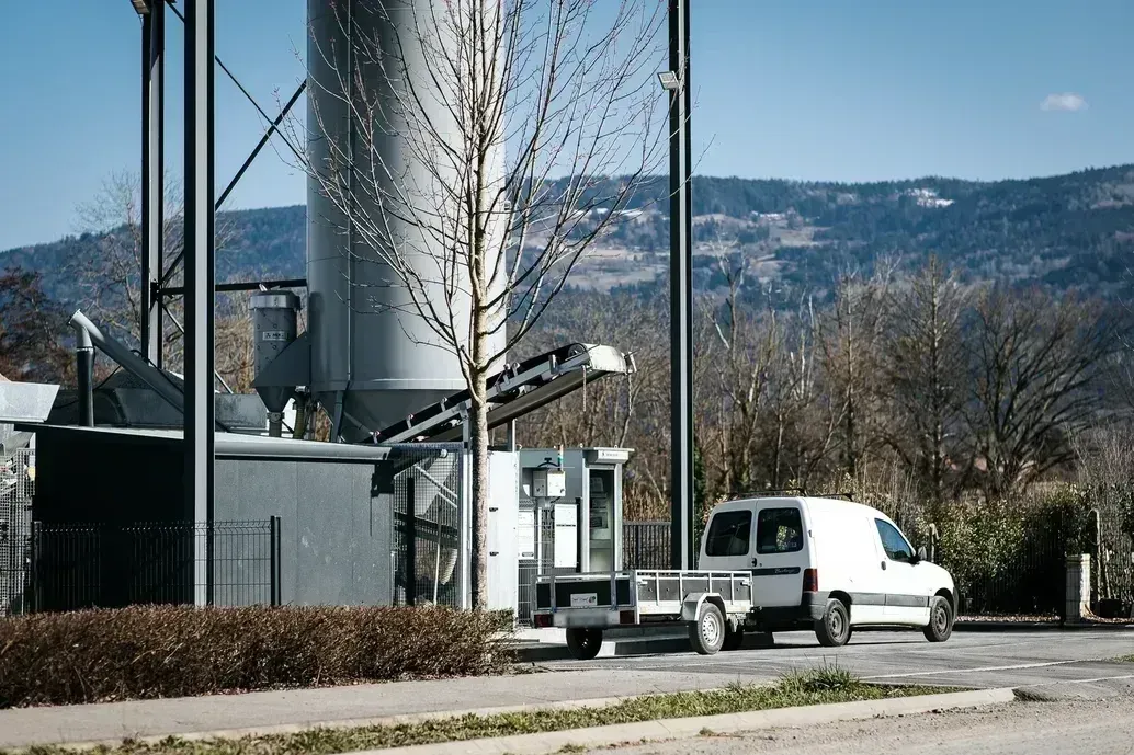 Silo du distributeur automatique de béton et véhicule en cours de chargement