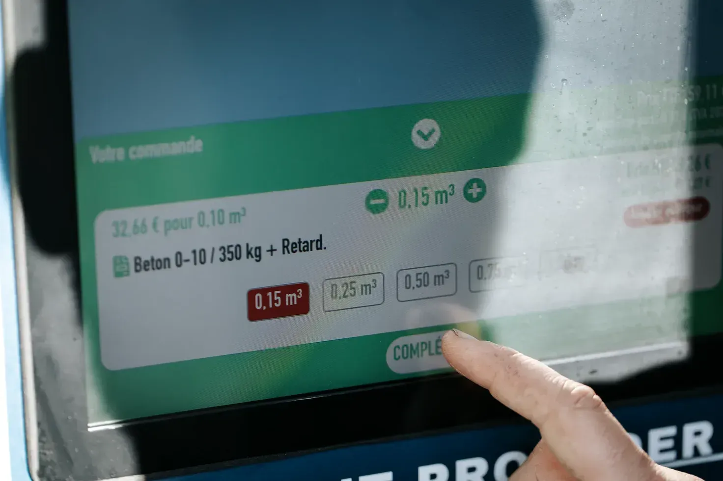 Écran tactile de la borne affichant le récapitulatif de commande de béton