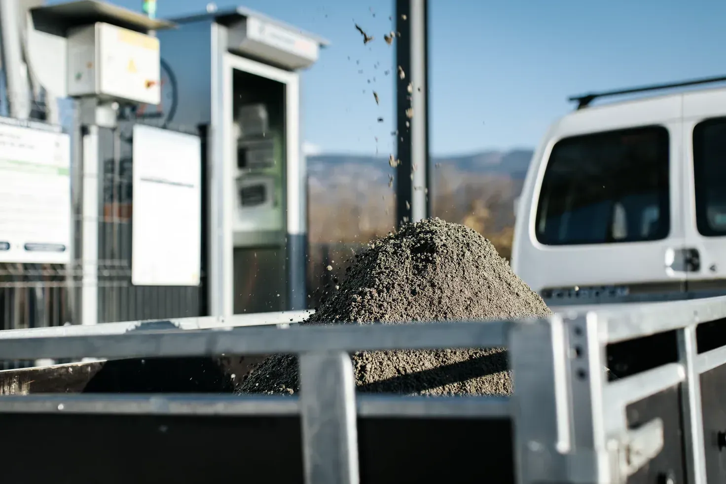 Véhicule utilitaire chargé de béton prêt à repartir du distributeur
