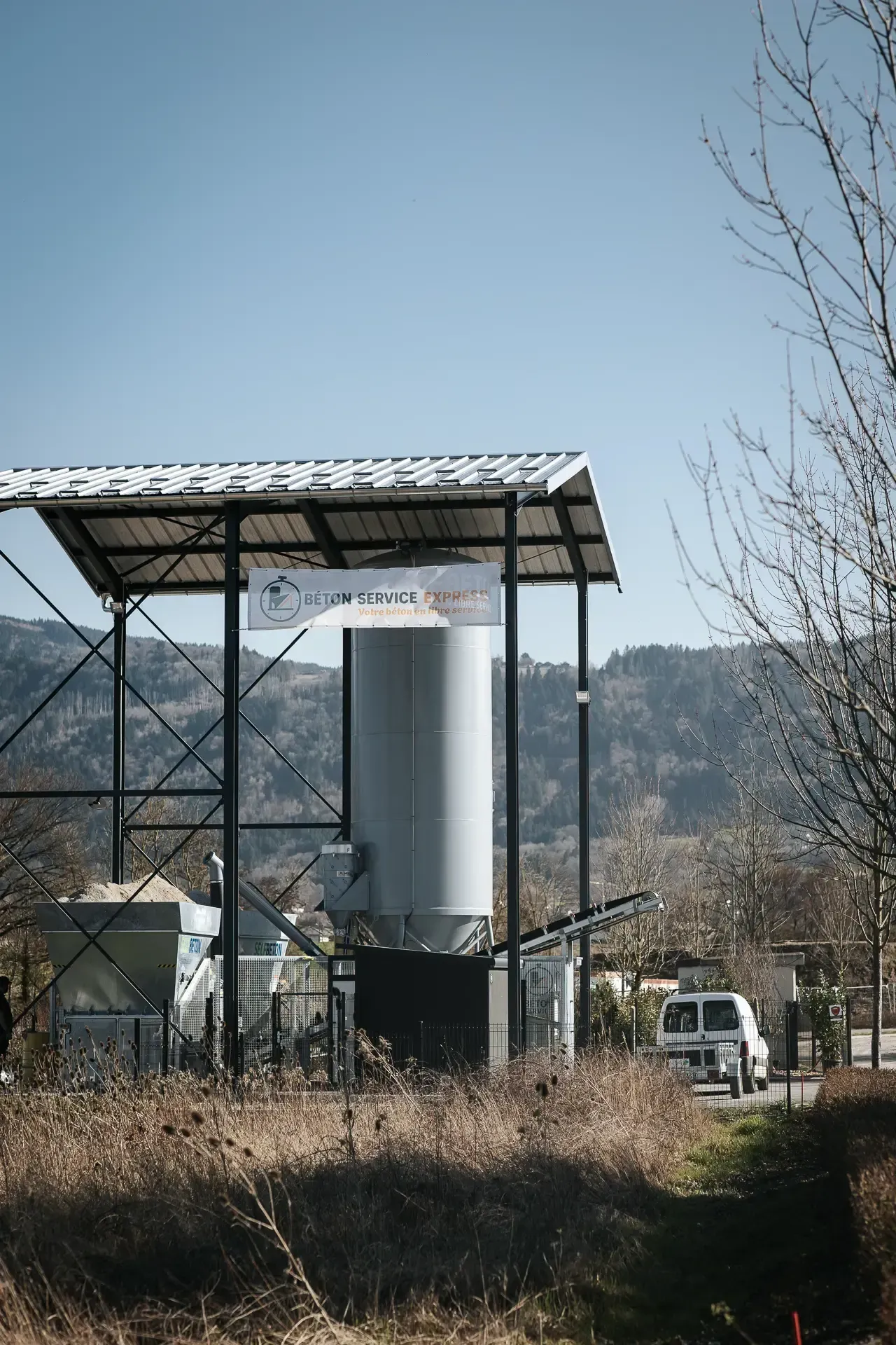 Station de distribution de béton en libre-service vue de face