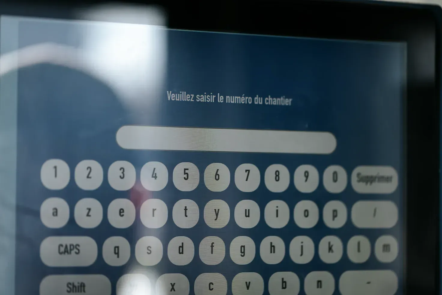Clavier tactile de la borne demandant le numéro de chantier